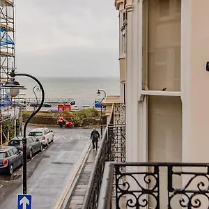 https://beautiful-sea-view-i-spacious-one-bed-room-flat-i-sleep.brighton-hotels-england.com